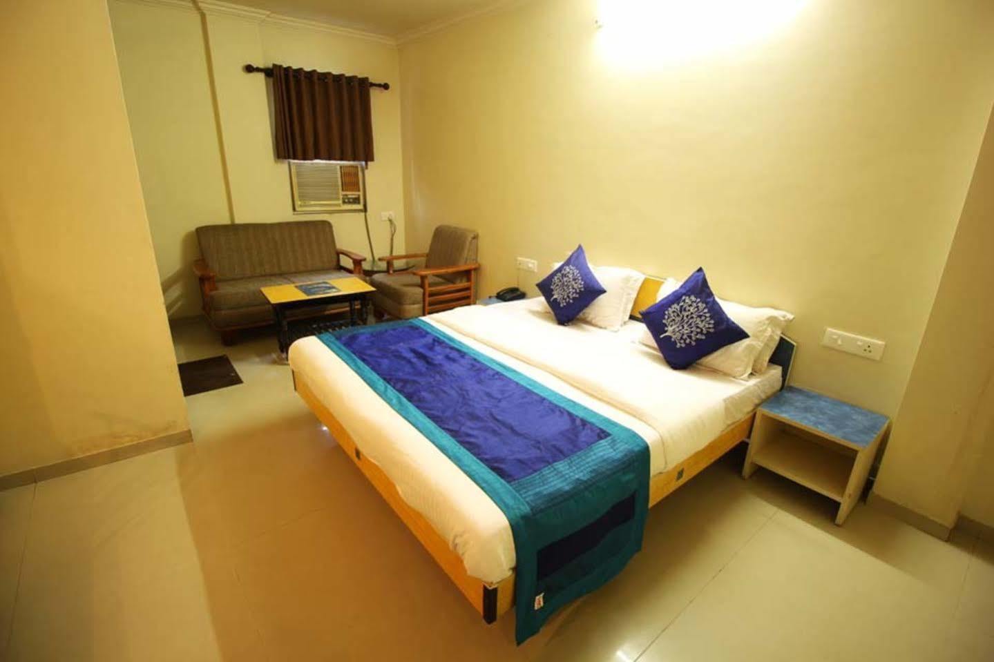 Hotel Dudawat 아흐메다바드 외부 사진